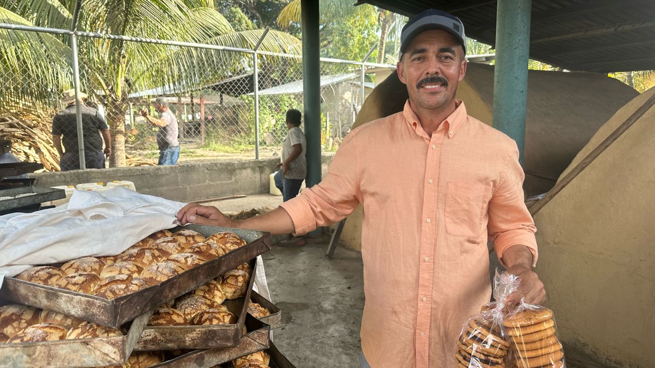 'Inició con un horno': hondureño dejó la agricultura para poner su venta de rosquillas