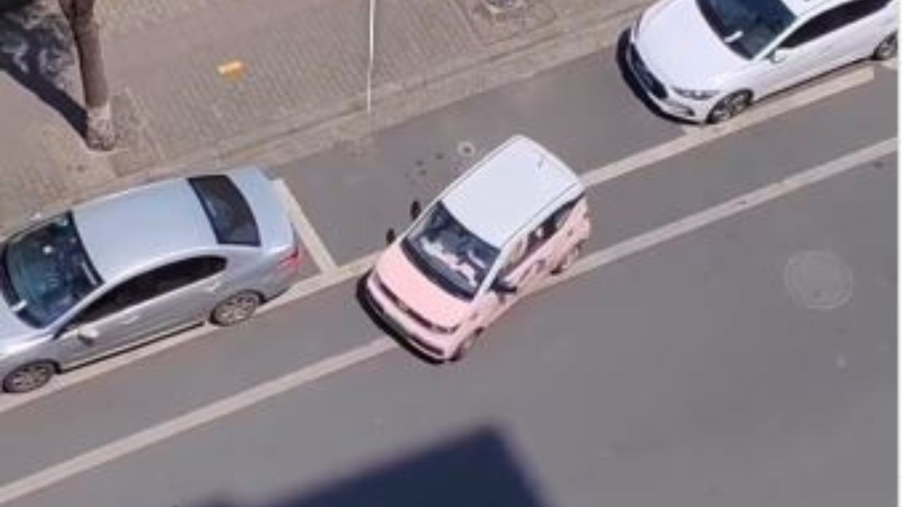 'Tenía que ser mujer', la critican por realizar 20 maniobras para estacionarse
