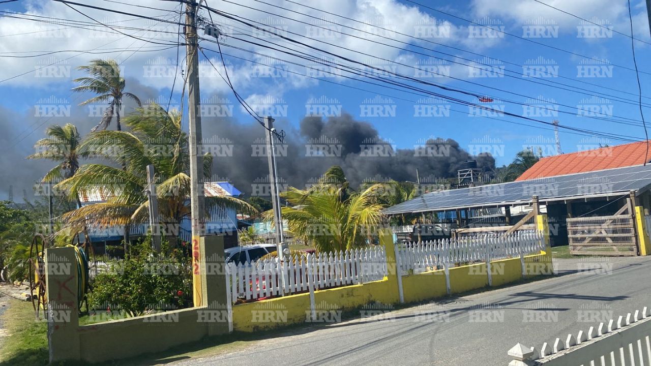 Incendio consume sastrería, talleres y viviendas en Islas de la Bahía