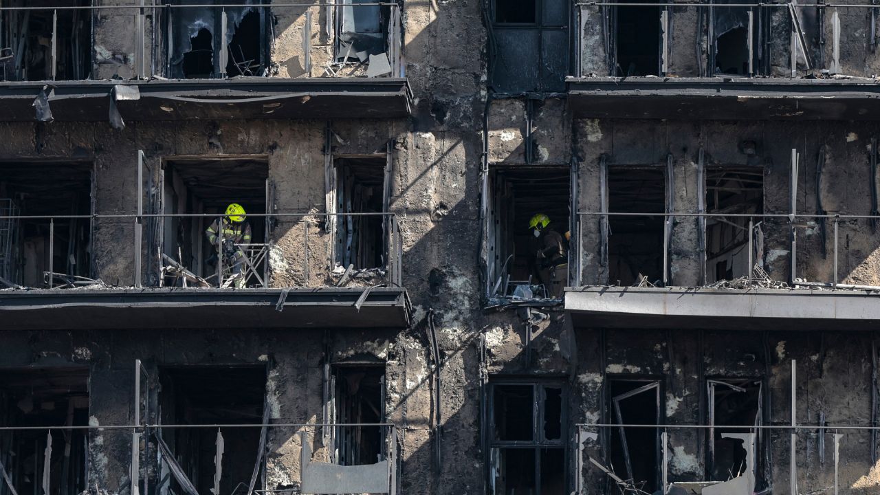 Investigan el origen del mortal incendio en un edificio de viviendas en España