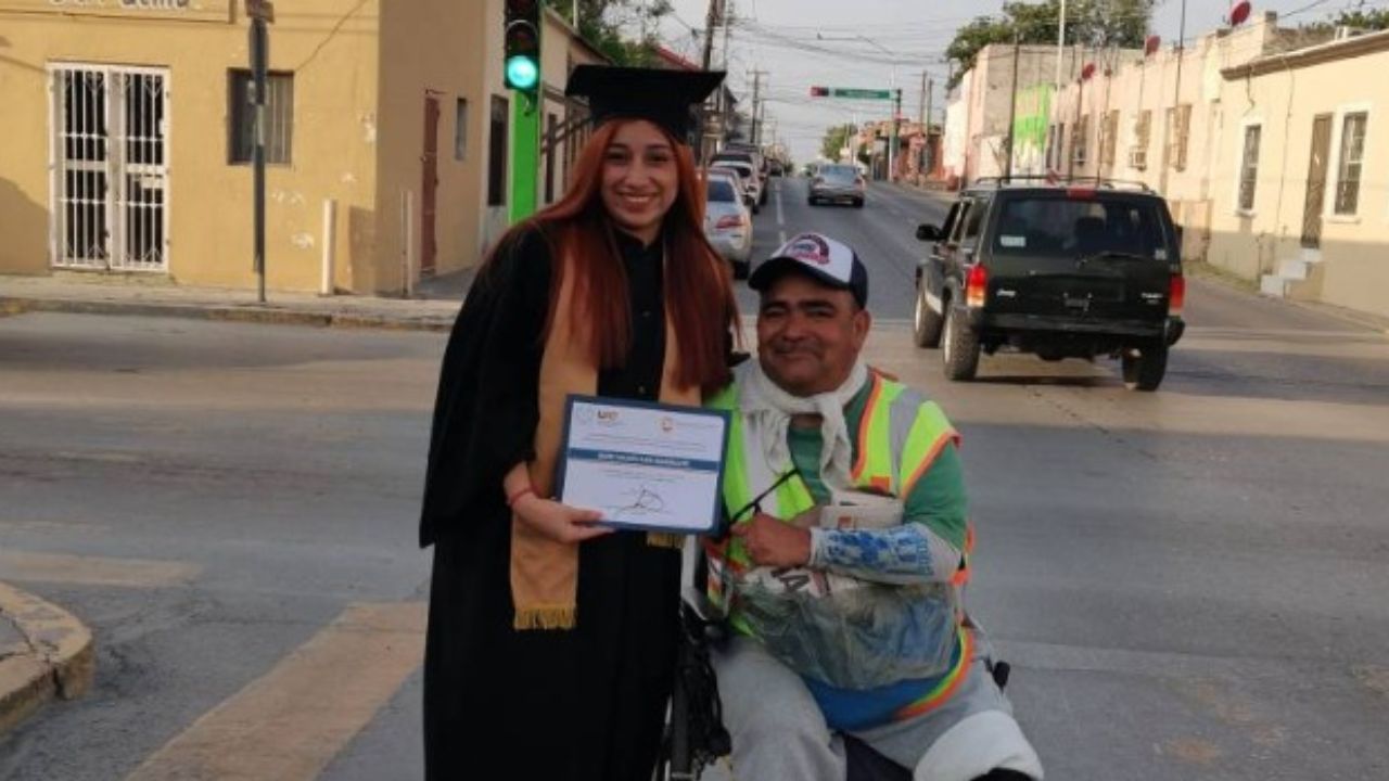 Joven dedicó su título universitario a su papá que vende periódico en las calles