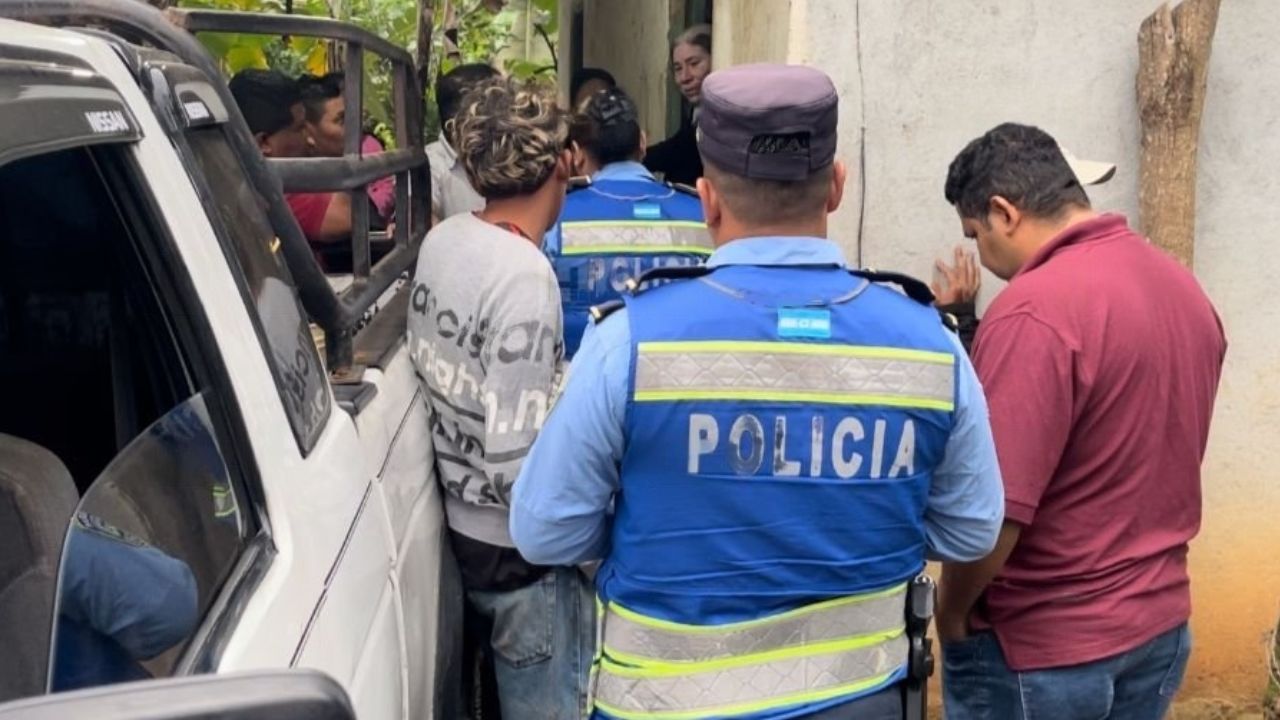 Mientras esperaba bus, joven muere embestido por una rastra en la CA-5