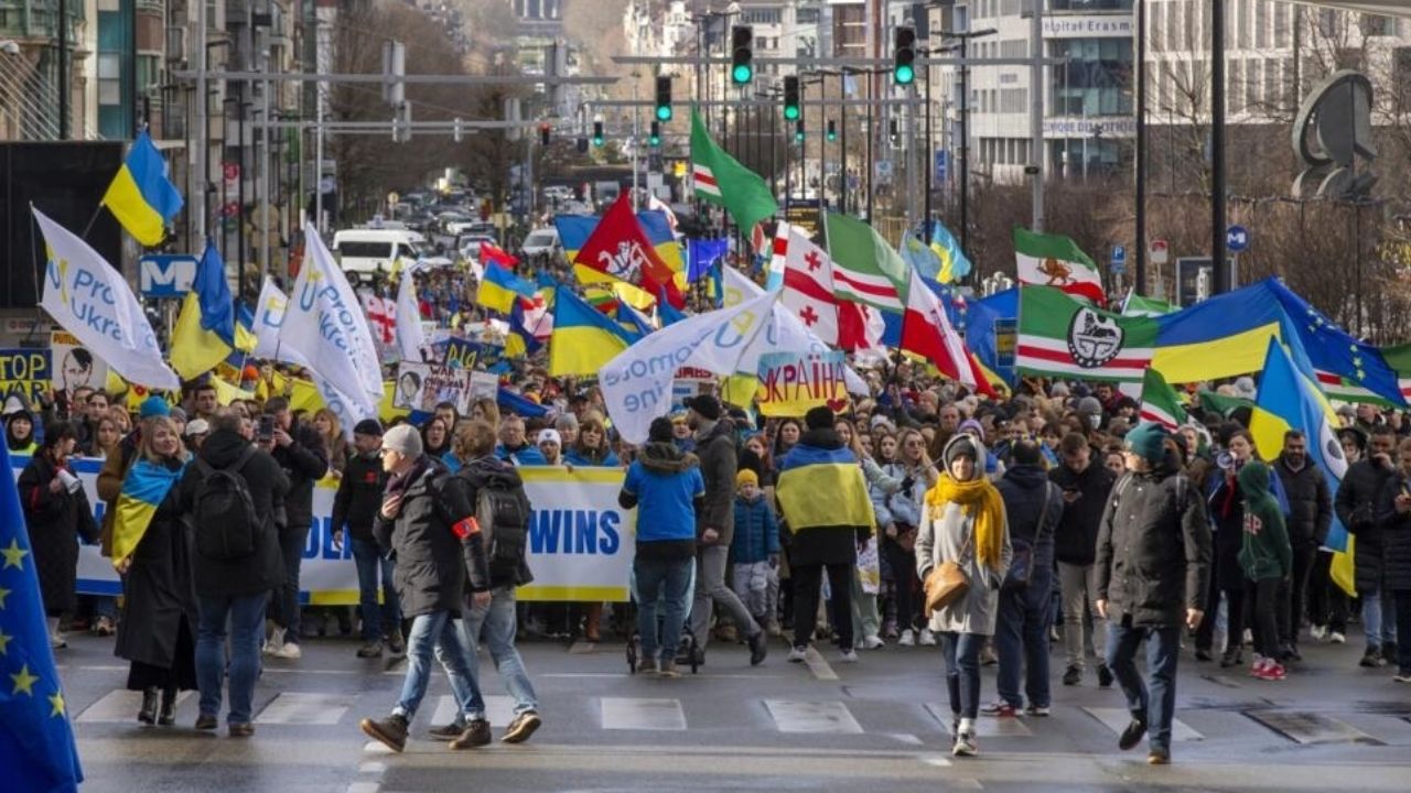 Unas 3,500 personas se manifiestan en Bruselas en apoyo a Ucrania tras dos años de guerra