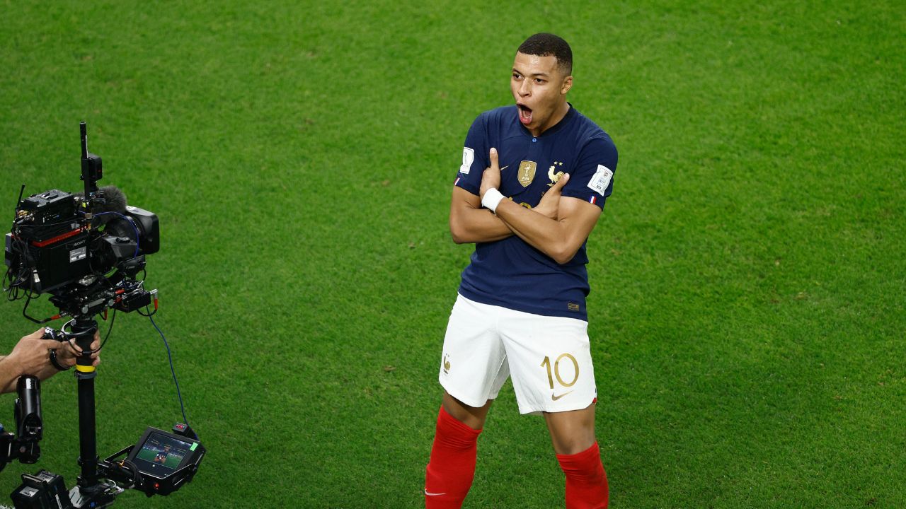 Mbappé blinda su apellido y su distintiva celebración de goles en el escenario europeo