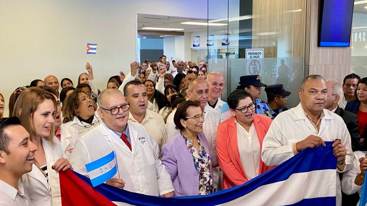 Llega a Honduras delegación de médicos cubanos; aún no han traído documentación, señala CMH