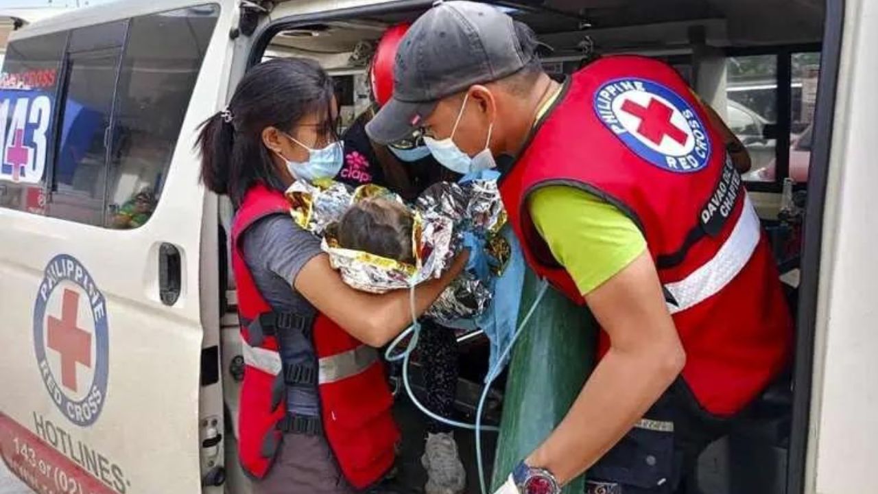 Con vida rescatan a niña tras casi 60 horas atrapada por un alud en Filipinas