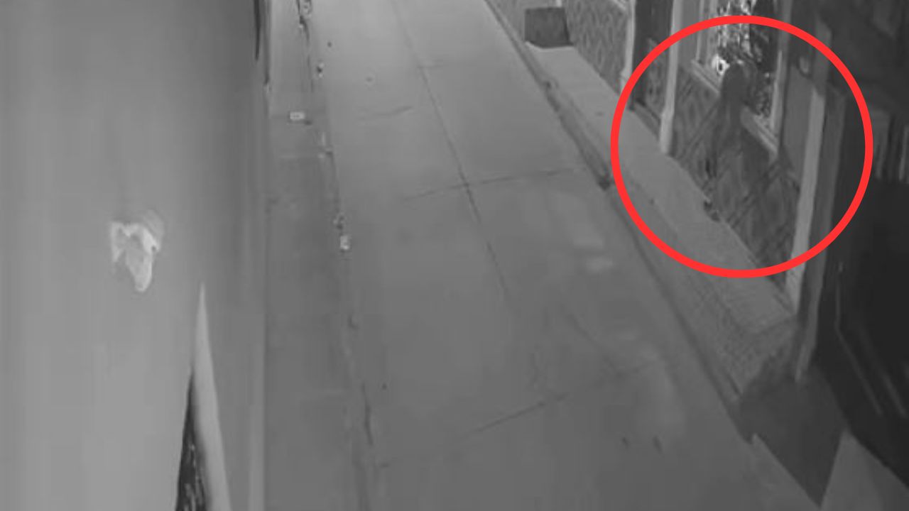 VIDEO: mujer ingresa por pequeña ventana para robar en pulpería