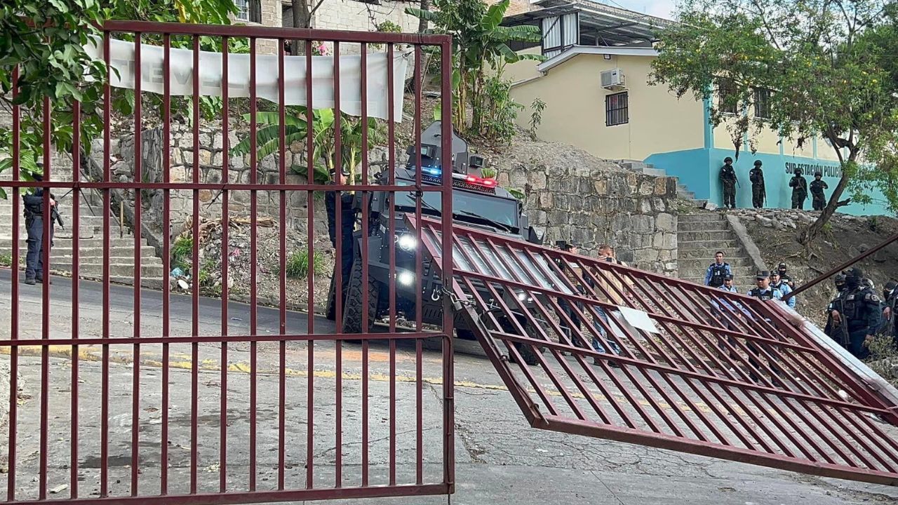 VIDEO: Así usan los 'Black Mamba Sandcat' para tumbar portones en una colonia