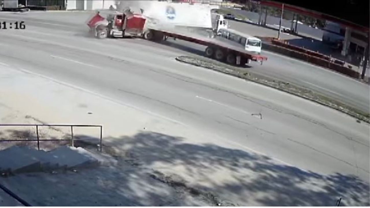 VIDEO: así fue el choque de dos rastras en Cortés; un rapidito salió involucrado