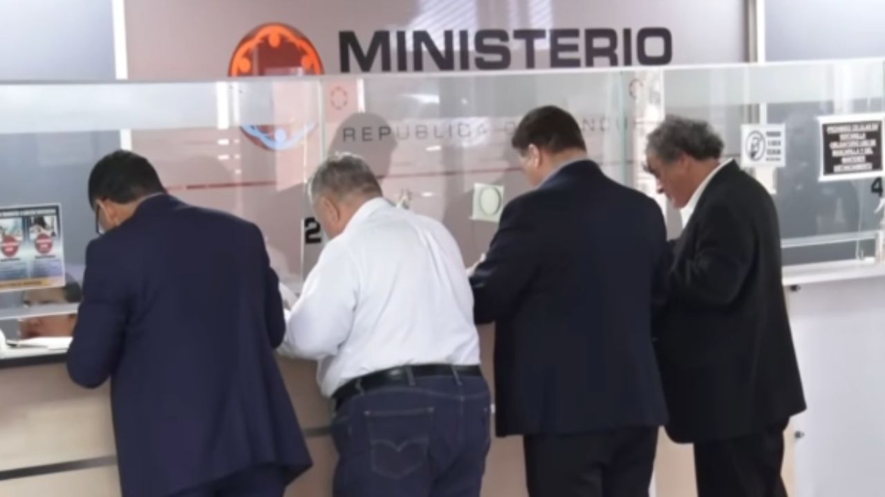 Denuncian a exfuncionarios y exdiputados por apoyar reelección de JOH en 2017