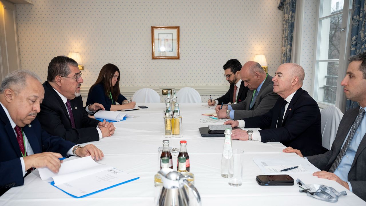 Mayorkas destaca con Bernardo Arévalo la importancia de Guatemala durante la crisis migratoria