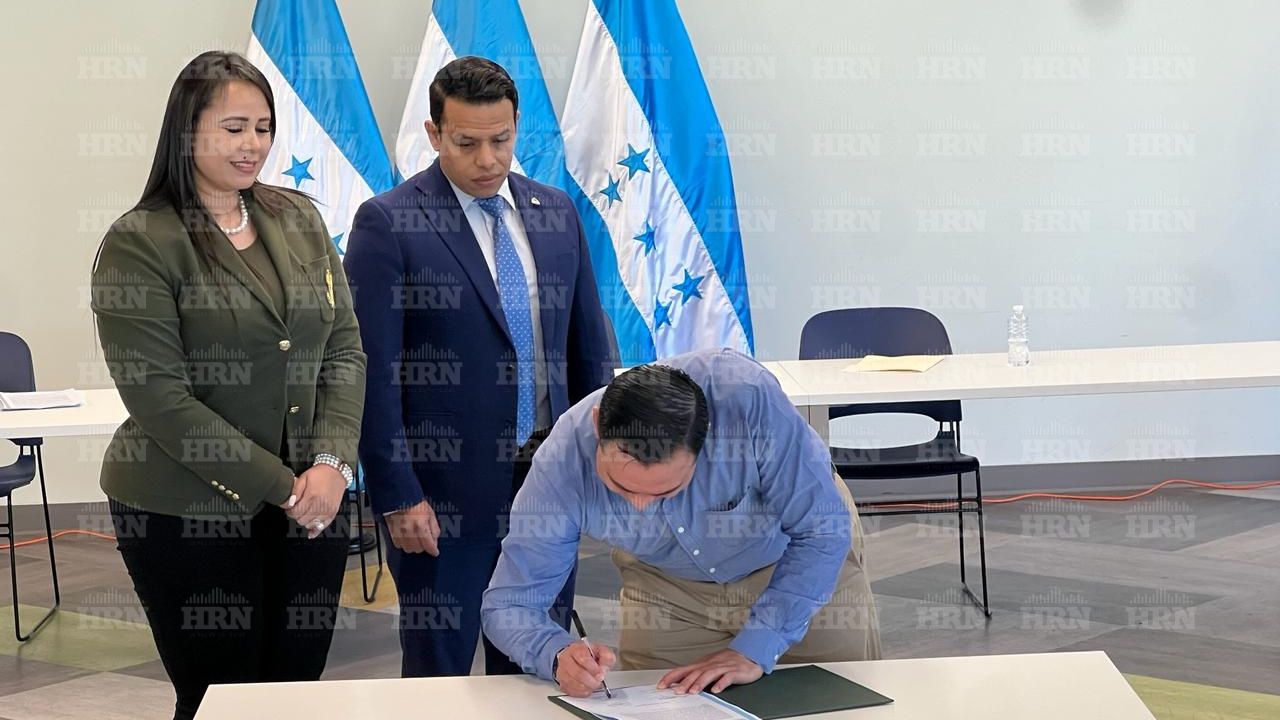 Firman acuerdo para reajuste al salario mínimo para este año en Honduras