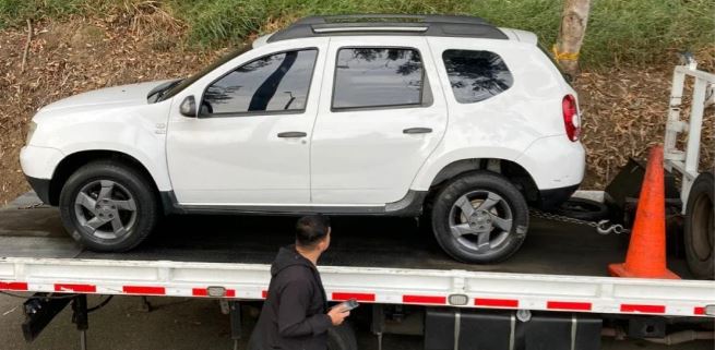 Hallan cadáver dentro de un carro con el mensaje ‘Por mirar lo ajeno’ 