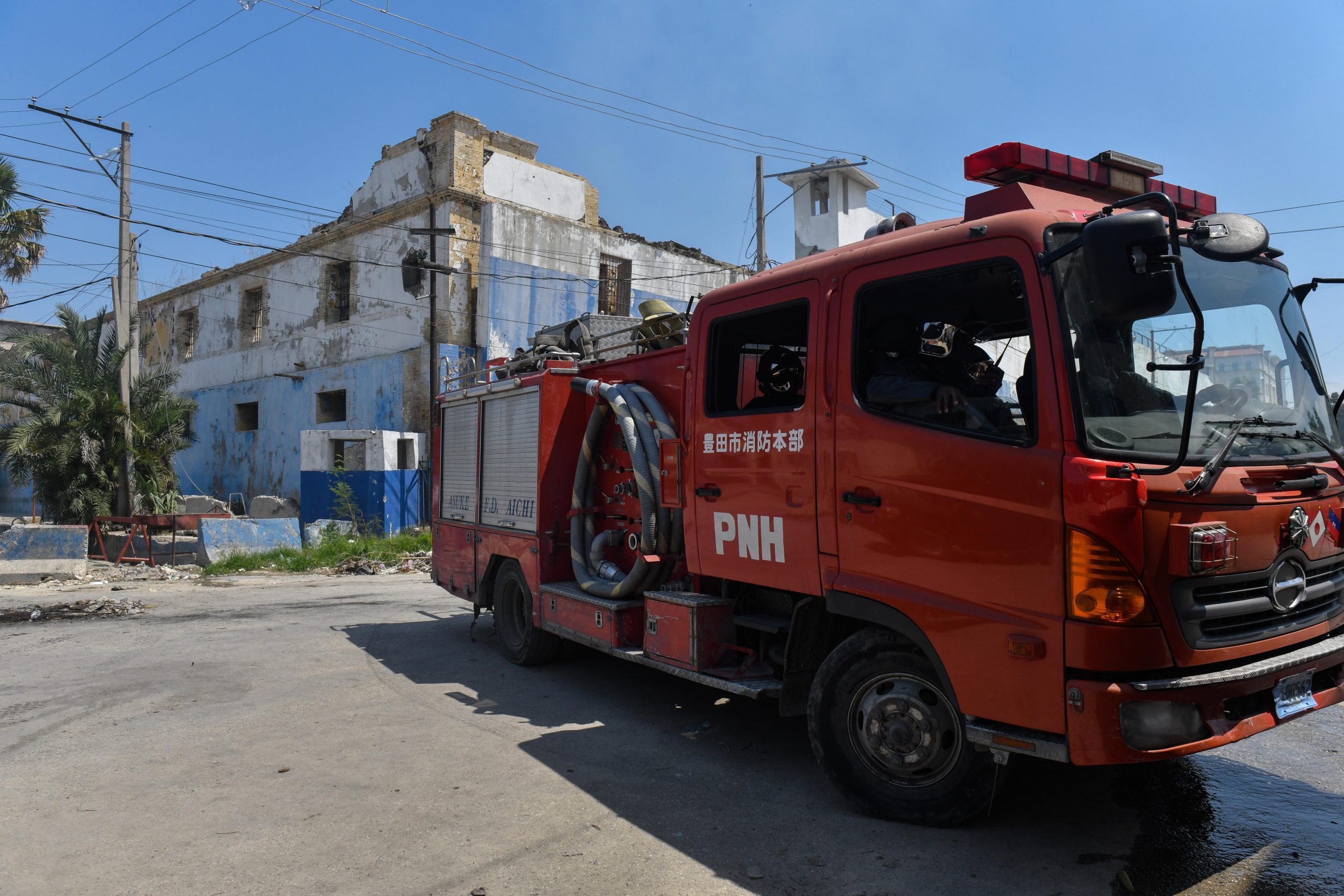 Un incendio afecta la mayor cárcel de Haití, de donde huyeron miles de presos semanas atrás