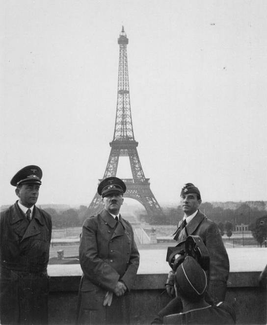 Foto de Adolf Hitler en la Torre Eiffel junto a Speer (izquierda) y Brecker (derecha). Foto: cortesía