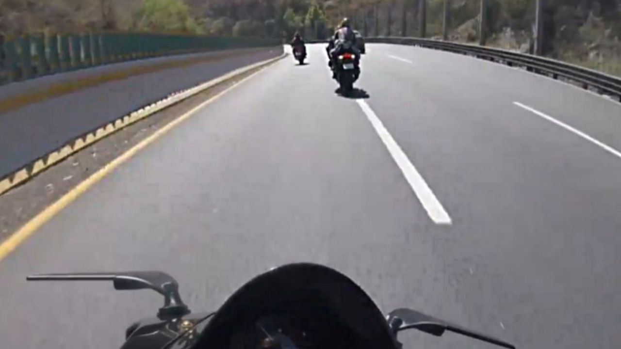 Captan encontronazo vial entre varios motociclistas en plena curva