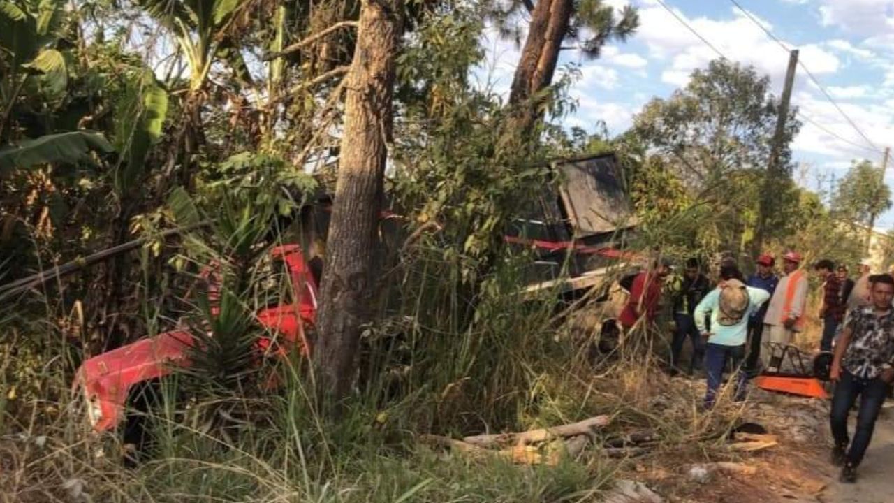 'Venían de reparar baches': dos hombres mueren en accidente vial en La Paz
