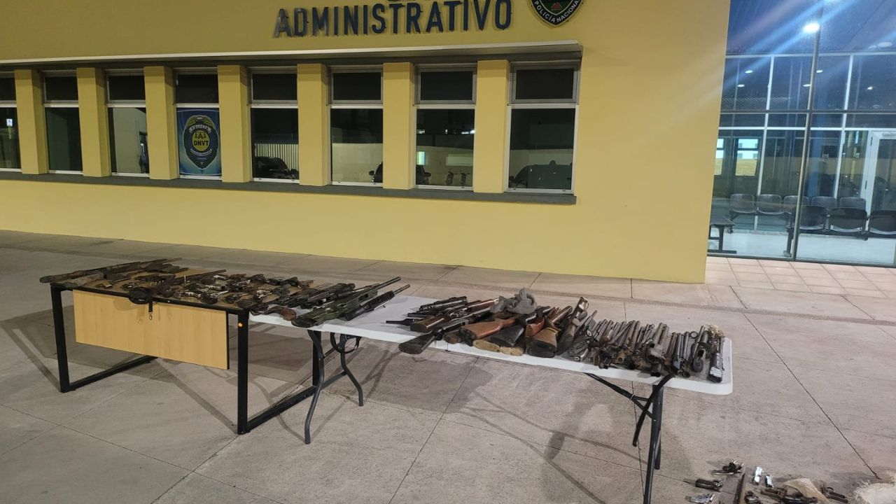 Un fusil francotirador y hasta una mini uzi, el arsenal hallado en vivienda de Yoro