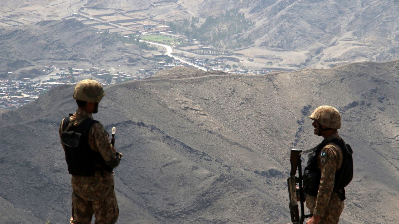 Pakistán dice que atacó por aire bases de los talibanes paquistaníes en Afganistán