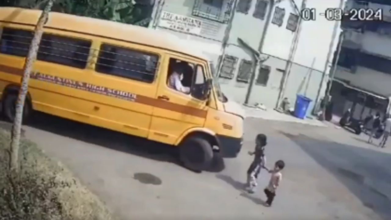 VÍDEO: Dos niños resultan gravemente heridos al ser atropellados por un bus en India