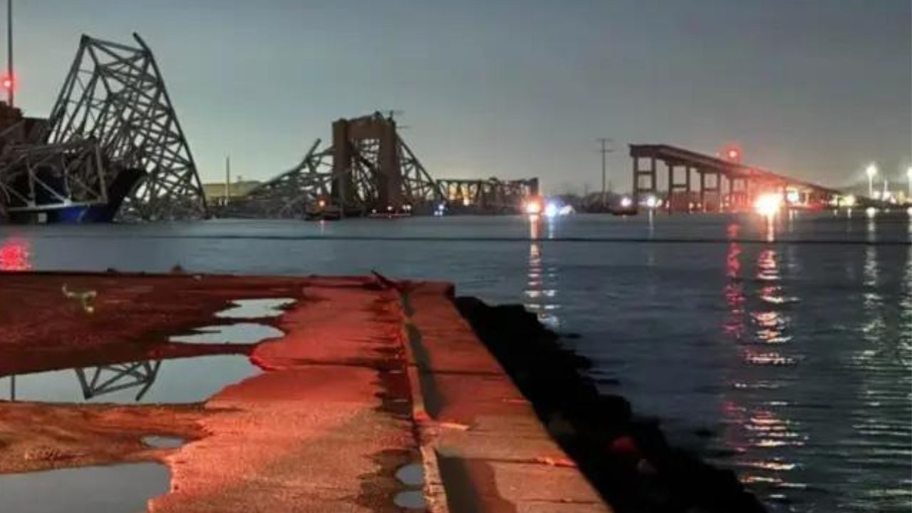 Un helicóptero y barcas de la guardia costera buscan a los desaparecidos en Baltimore