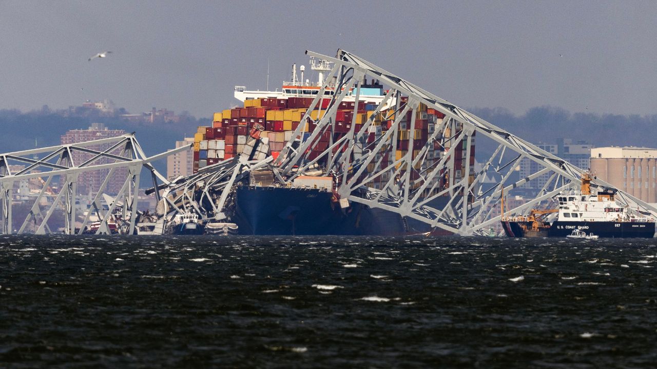 La grúa más grande de la costa Este de EE. UU. llega a Baltimore para retirar el barco