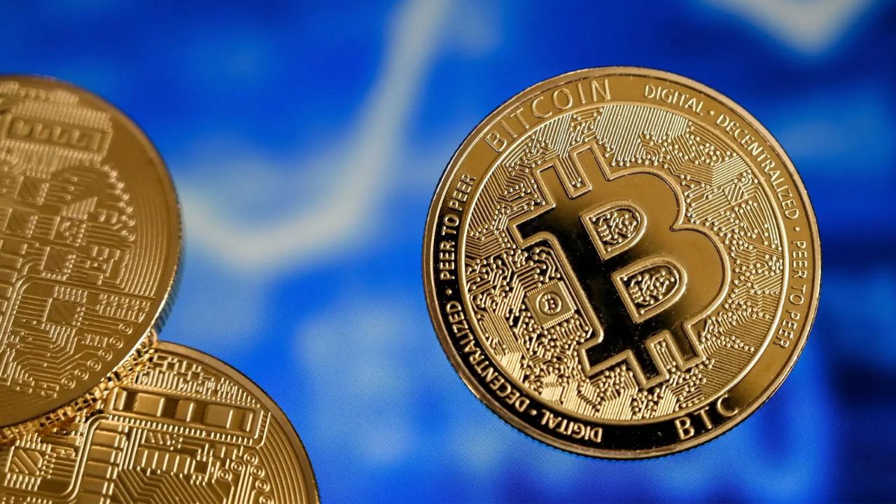 El bitcóin marca un nuevo récord cerca de los 73,800 dólares y luego se desinfla