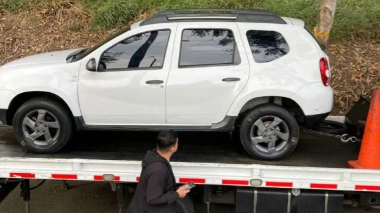 Hallan cadáver dentro de un carro con el mensaje ‘Por mirar lo ajeno’