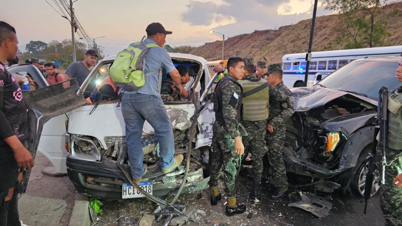 VIDEO: Dramático rescate de conductor escolar tras ser colisionado por persona 'ebria'