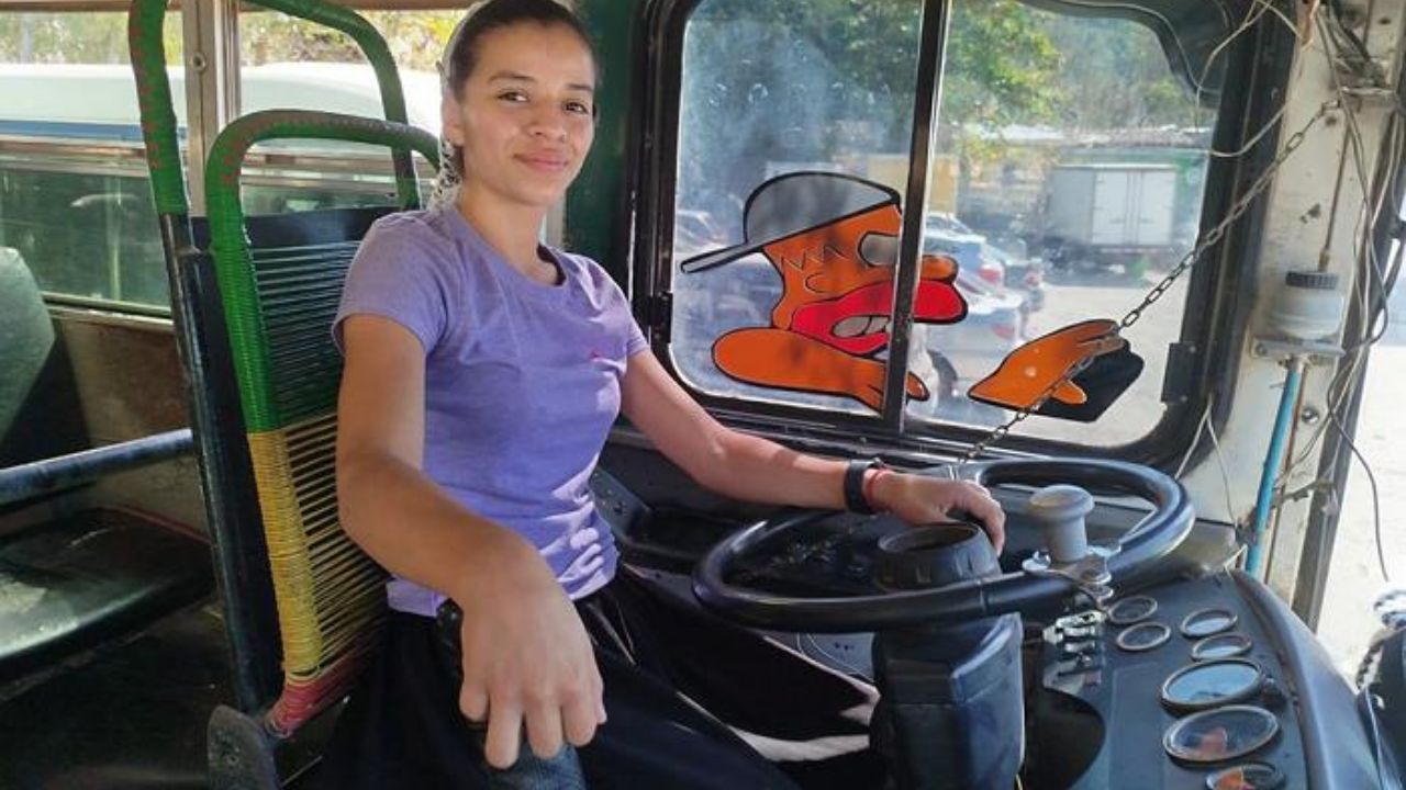 Joven de 21 años destaca como conductora de bus urbano