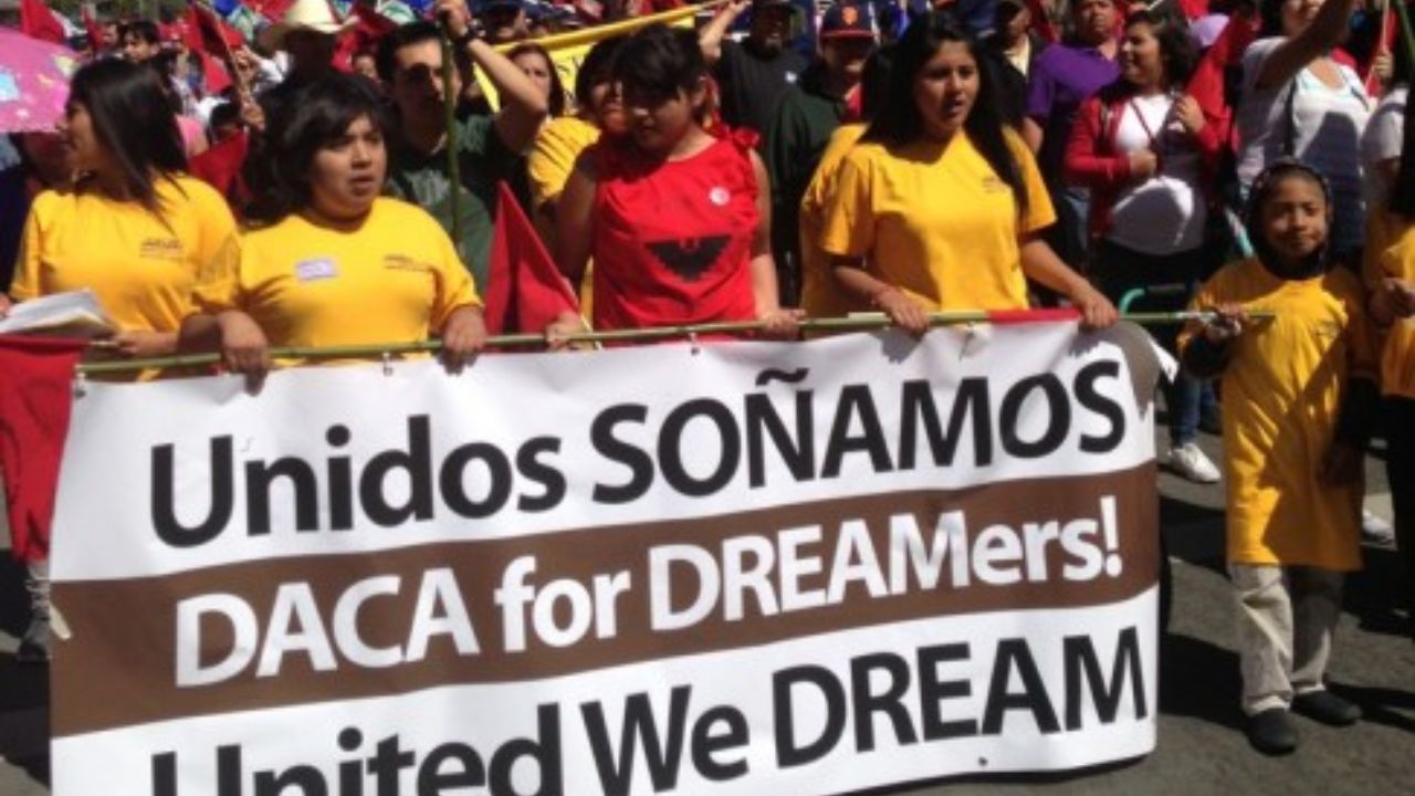 Jóvenes migrantes amparados por DACA aportan más que nunca a economía de EEUU, dice sondeo