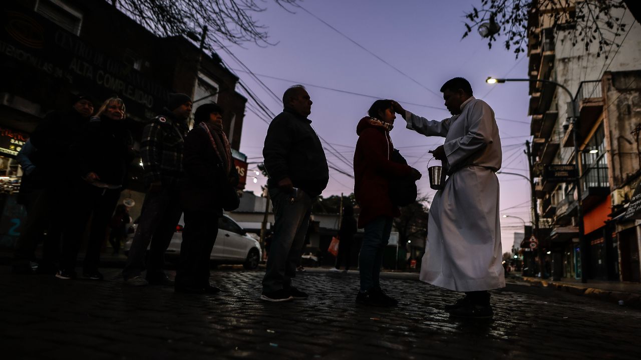 Iglesia en Argentina pide evitar 'indiferencia' con los desempleados en mensaje de Pascua