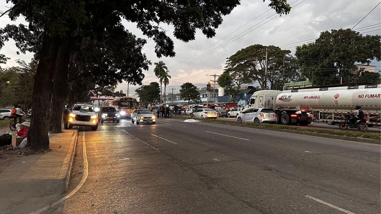 Empleada del IHSS en SPS muere arrollada frente a emergencias, no quiso cruzar el puente