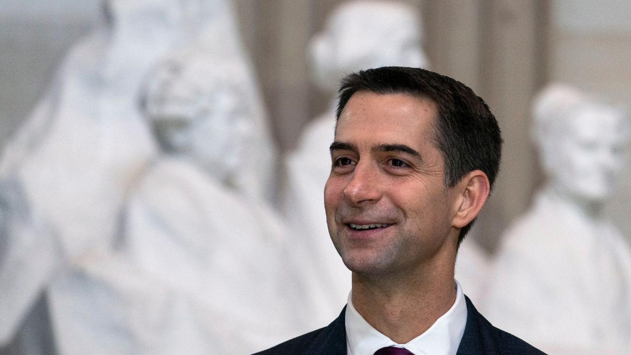 El senador republicano Tom Cotton acusa a Biden de 'dar la espalda' a salvadoreños en EEUU