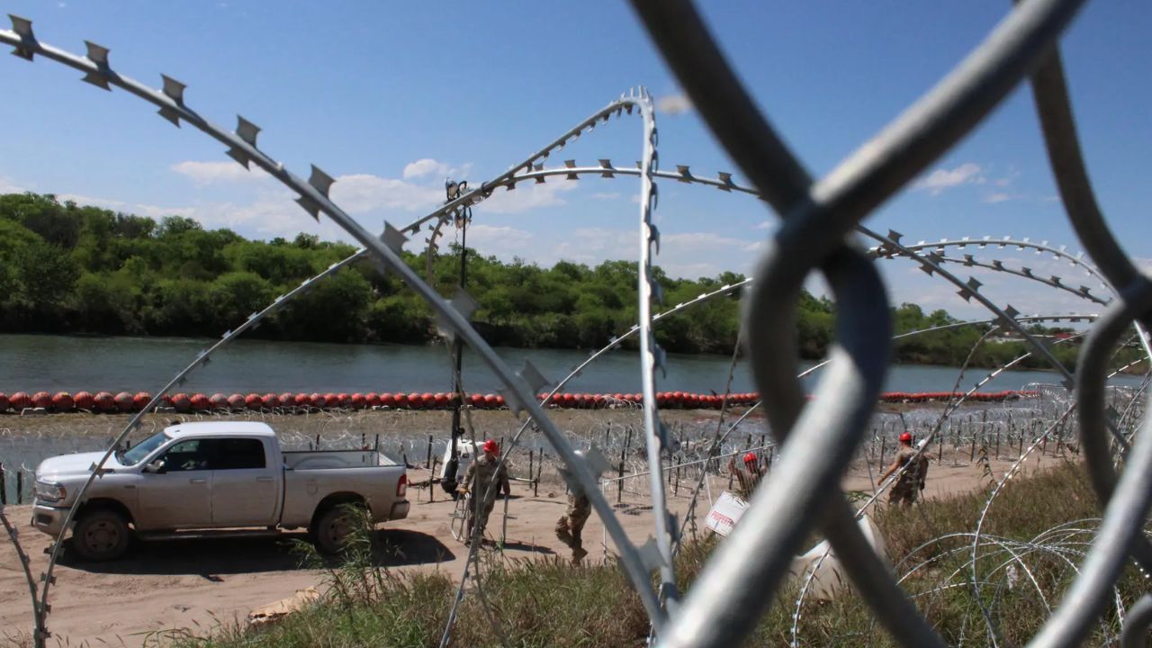 Corte de EE.UU. bloquea entrada en vigor de ley antiinmigrante de Texas mientras la evalúa