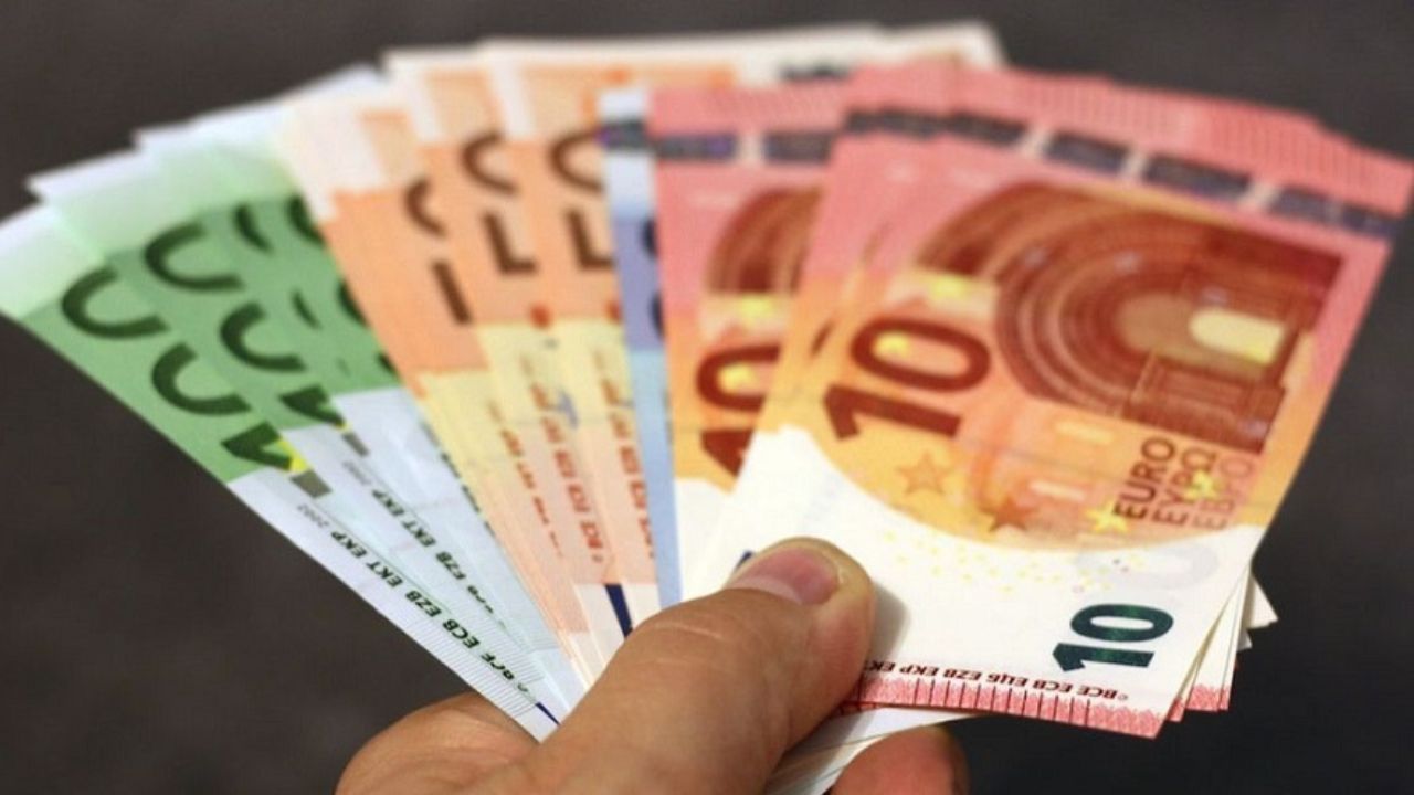 El euro sube hasta los 1,0943 dólares tras caer la producción industrial en la eurozona