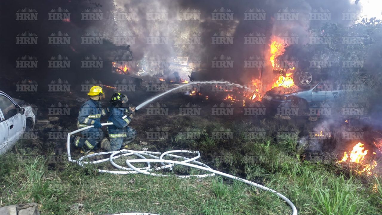 Más de 30 carros se incendian en predio de la Policía en Roatán