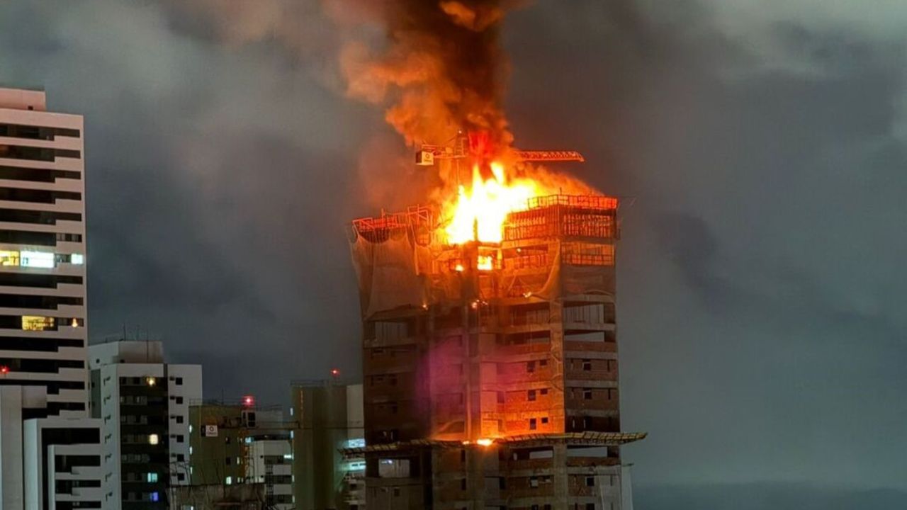 Fuerte incendio consume un edificio en construcción en Brasil
