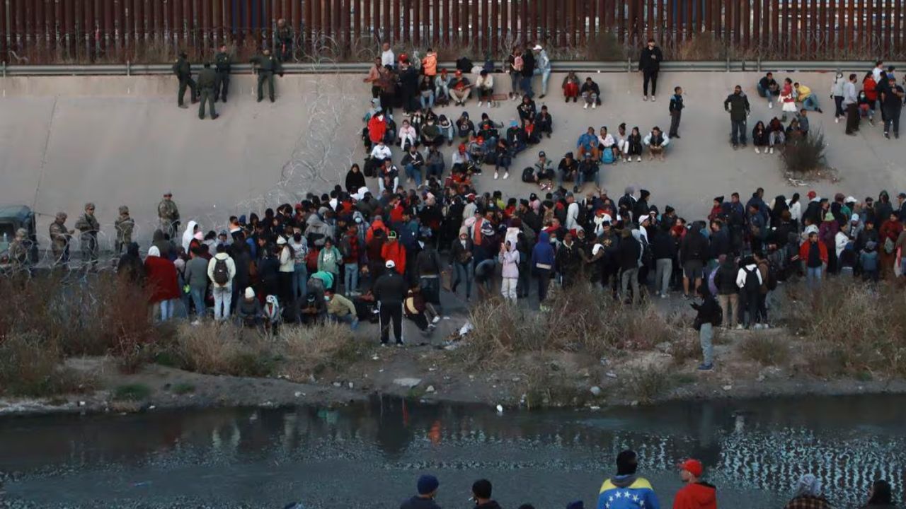 La inmigración e inflación lideran las preocupaciones de los votantes en EE.UU., dice sondeo