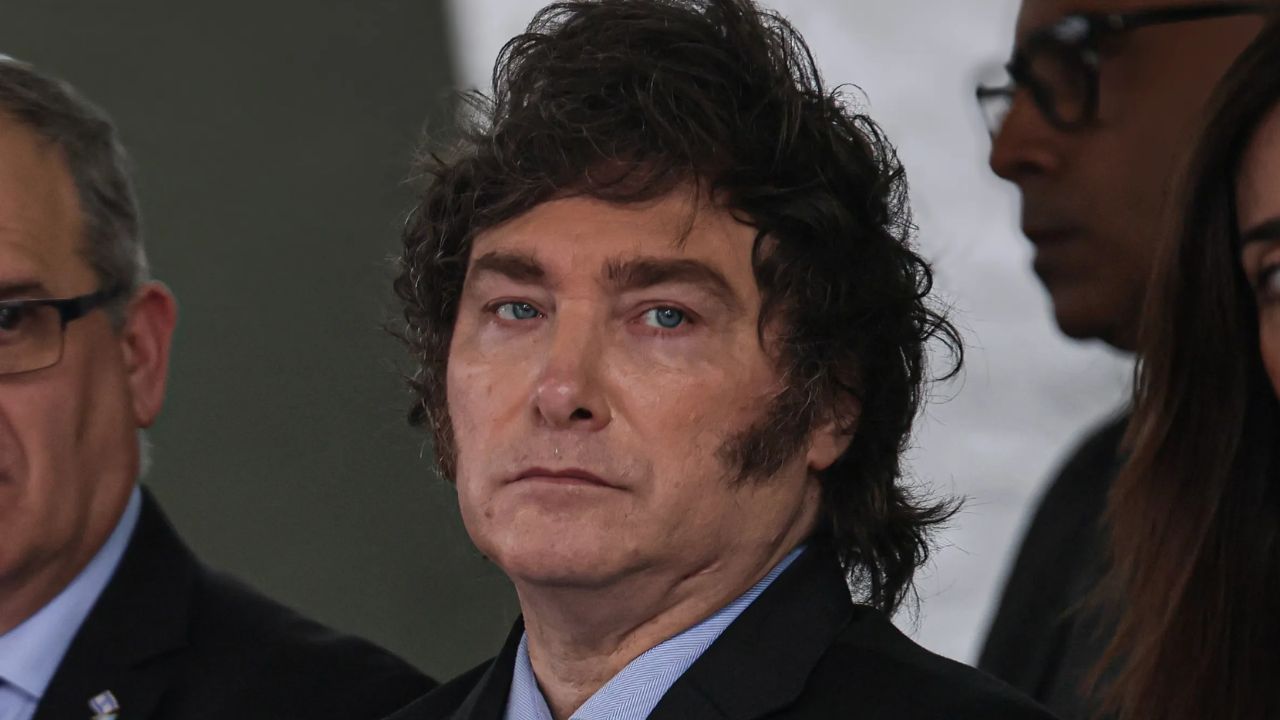 Javier Milei promete dar de baja 70,000 contratos de trabajo en el Estado argentino