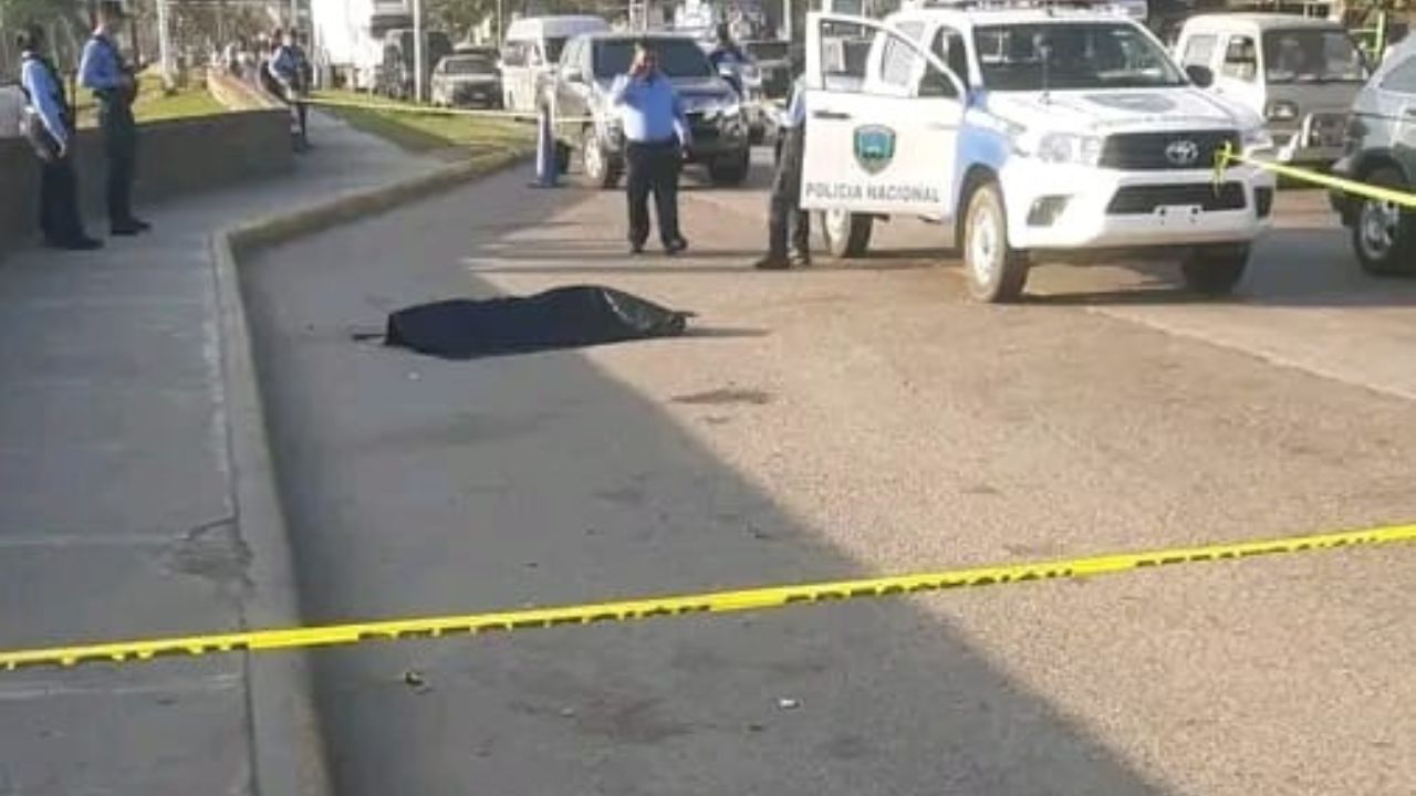 Pasajeros de bus en SPS estrangulan a ladrón que intentaba asaltarlos