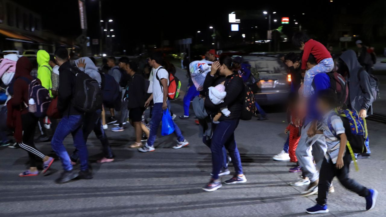 Unos 87,800 migrantes, la mitad venezolanos, cruzaron Honduras en dos meses, un 125 % más