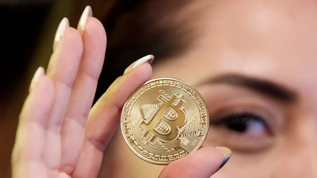 El bitcoin alcanza un nuevo máximo y se acerca a los 73,000 dólares