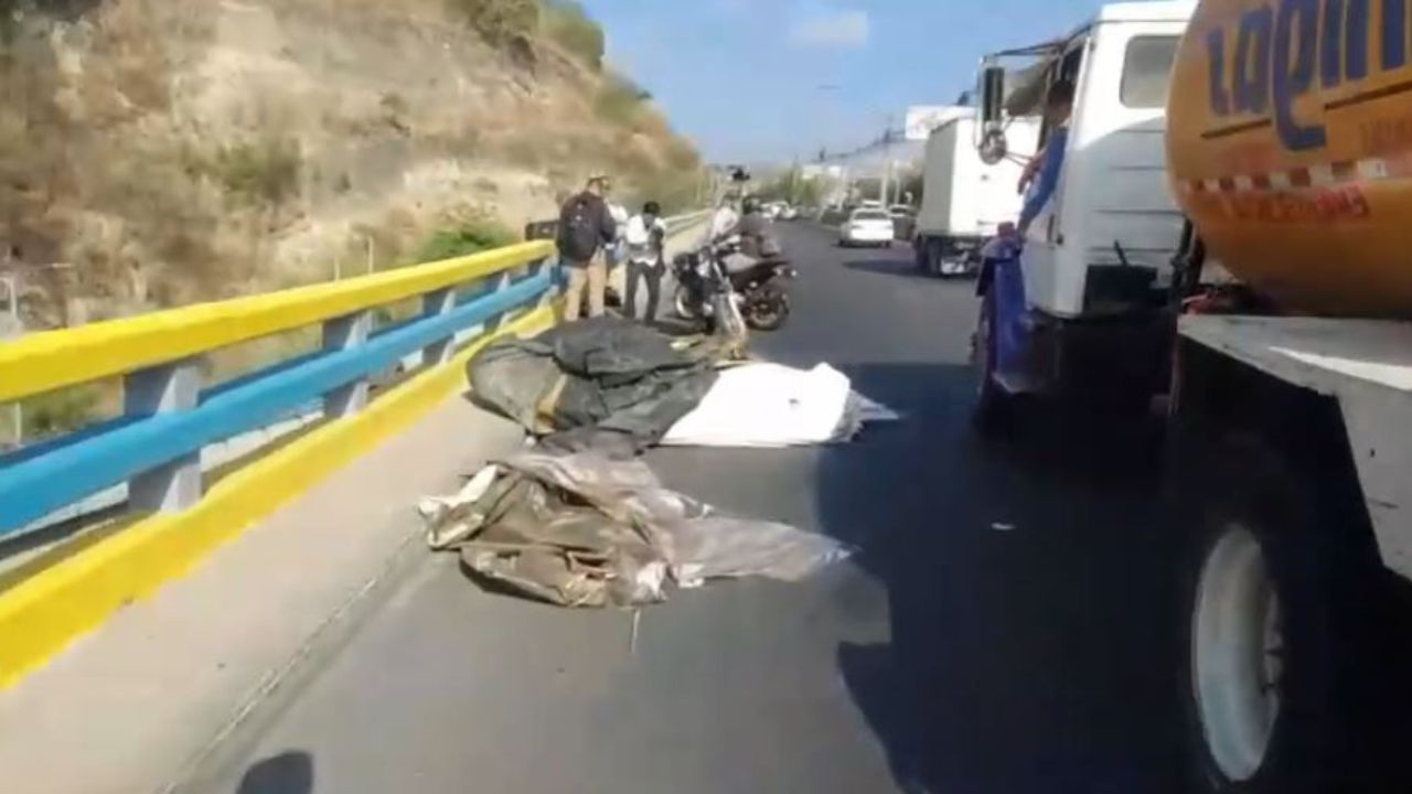 Motociclista hondureño se accidenta por basura que se le cayó a camión recolector