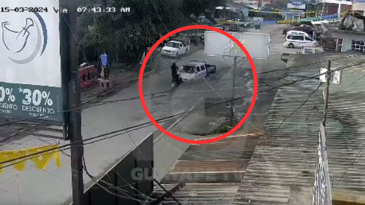 VIDEO: motociclista dio varias vueltas en el aire tras impactar contra carro en Olancho