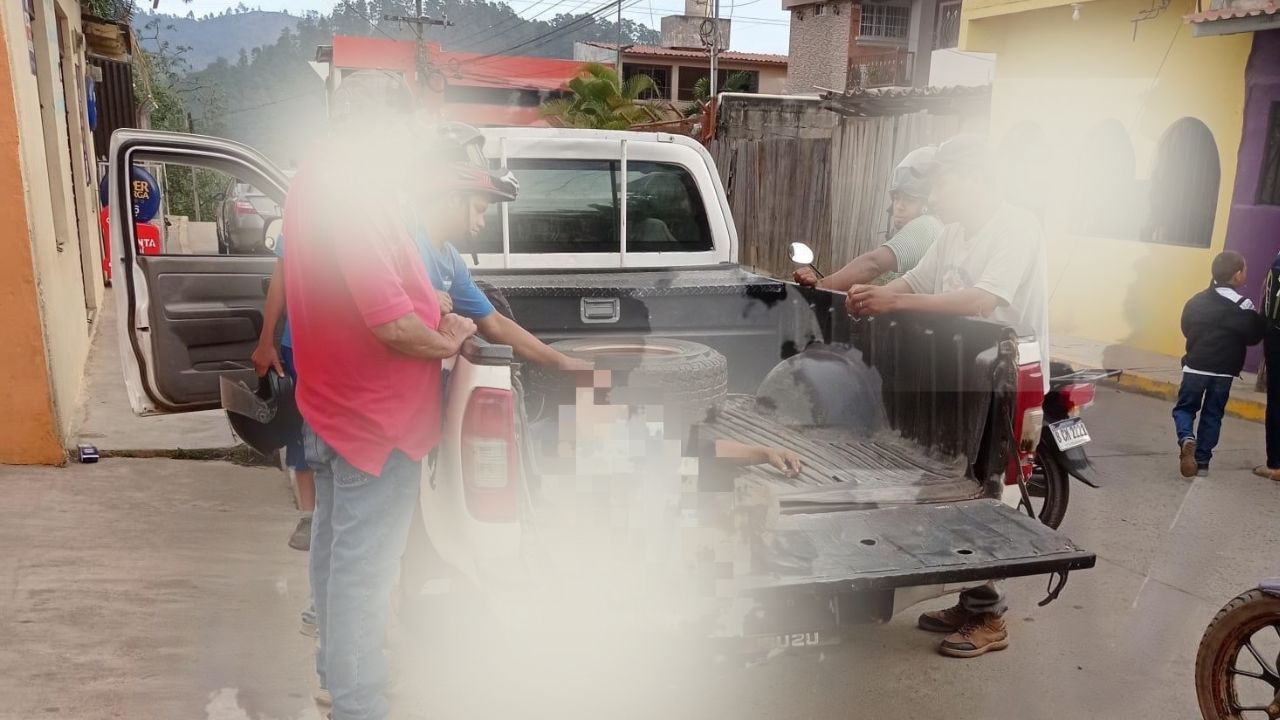 Motociclista hondureño muere al chocar con poste, le quitaron derecho de vía
