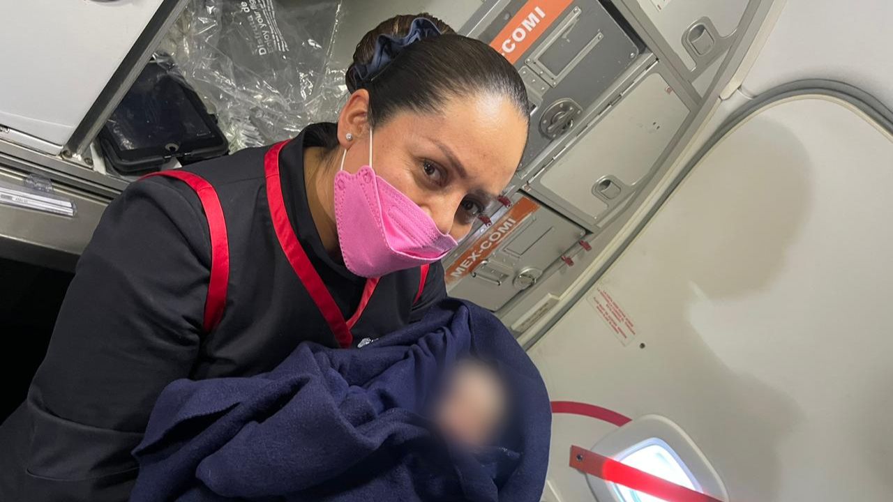 Una mujer da a luz dentro de un avión en México