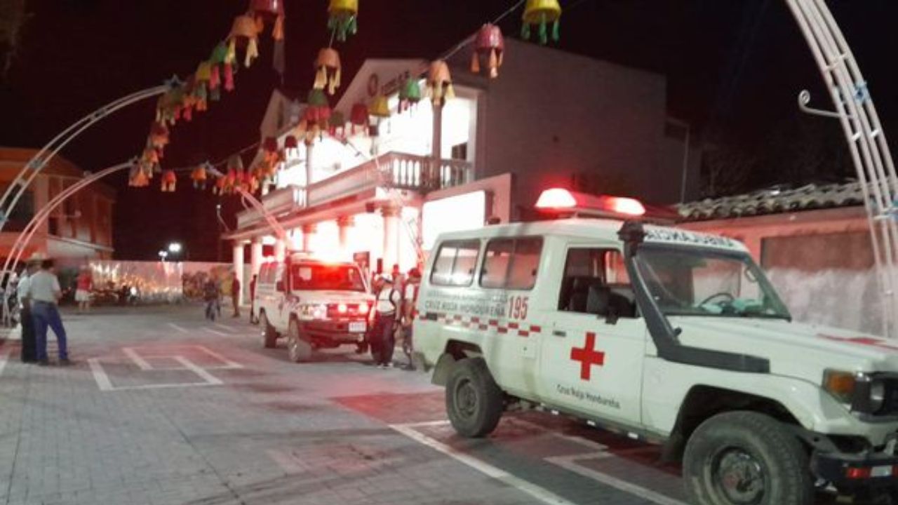 Una mujer muere y otras seis personas resultaron heridas en accidente vial en Santa Bárbara