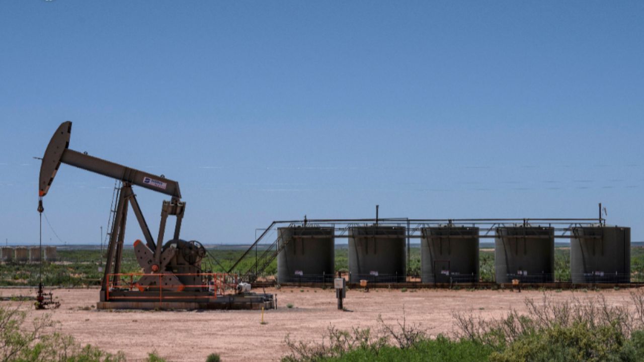 Petróleo retrocede inquieto por una oferta demasiado abundante