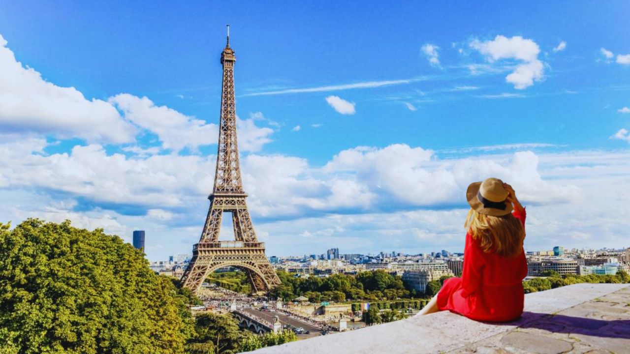 ¿Qué le pasa a la Torre Eiffel en verano? El curioso cambio que tiene el monumento por el calor